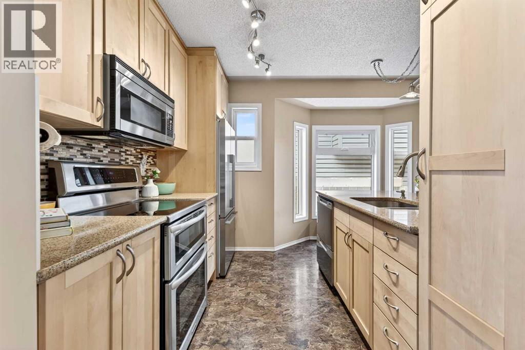 886 Erin Woods Drive SE, Calgary, Alberta  T2B 3C4 - Photo 2 - A2292202