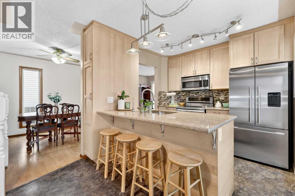 886 Erin Woods Drive SE, Calgary, Alberta  T2B 3C4 - Photo 5 - A2292202