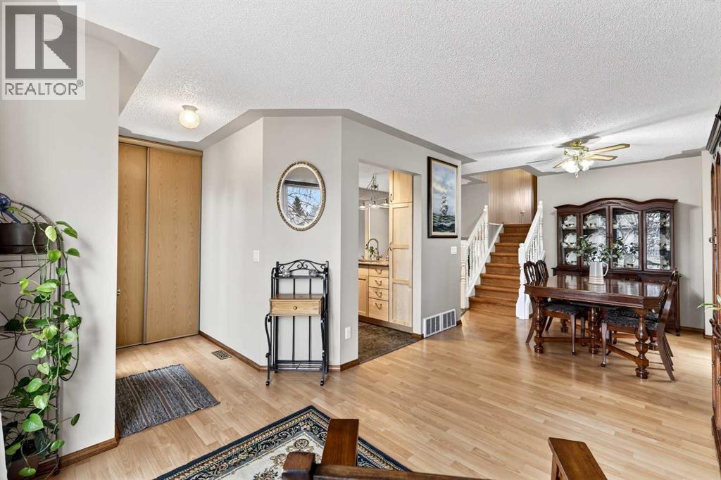 886 Erin Woods Drive SE, Calgary, Alberta  T2B 3C4 - Photo 17 - A2292202