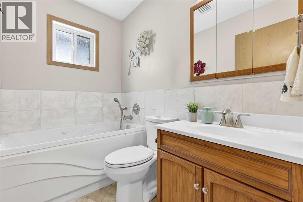 886 Erin Woods Drive SE, Calgary, Alberta  T2B 3C4 - Photo 29 - A2292202