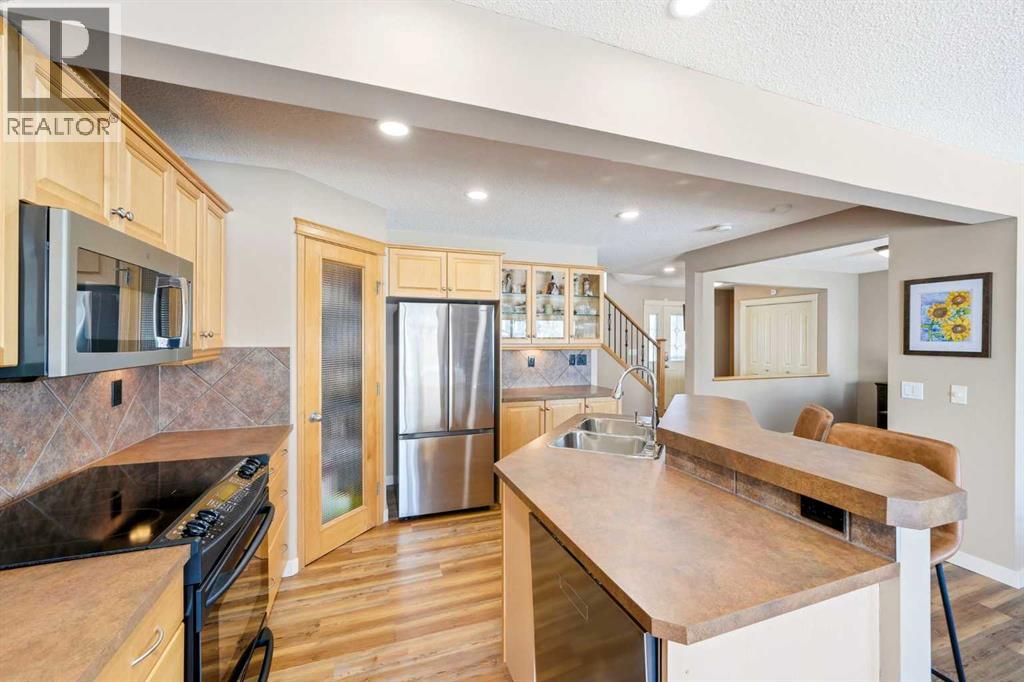 101 Cougarstone Manor SW, Calgary, Alberta  T3H 5N5 - Photo 9 - A2302495