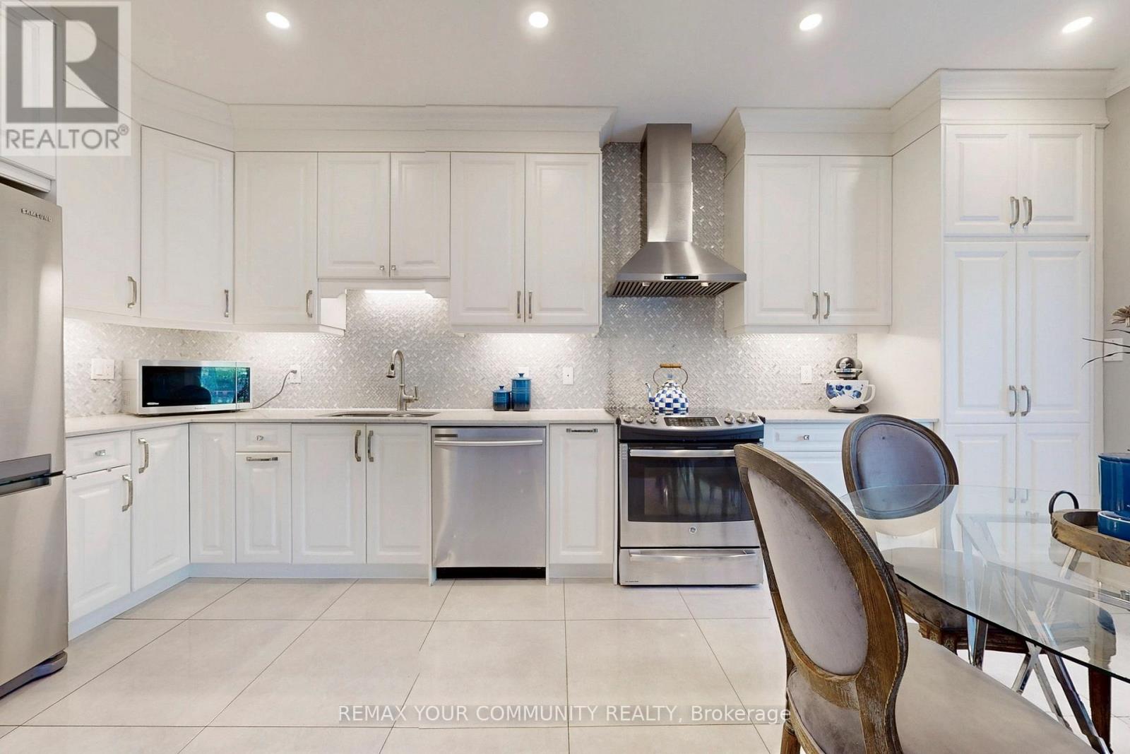 54 English Oak Drive, Richmond Hill, Ontario  L4E 3W2 - Photo 5 - N13030744