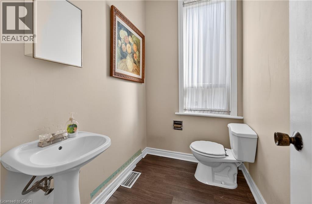 48 Carlisle Street, St. Catharines, Ontario  L2R 4H4 - Photo 15 - 40823156