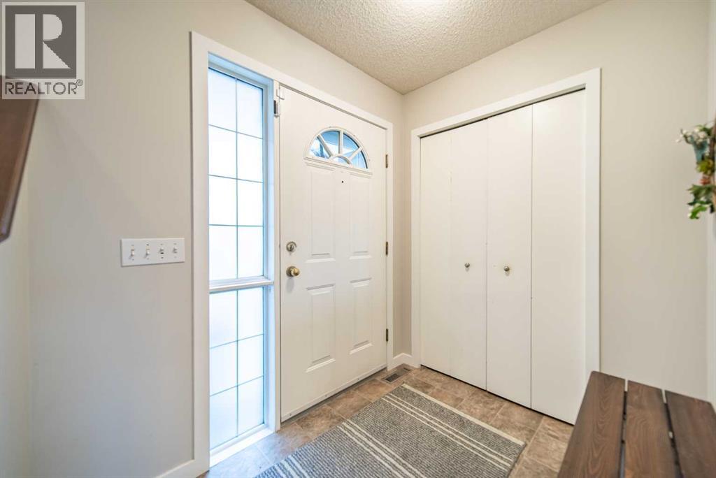 17 Hidden Close NW, Calgary, Alberta  T3A 5P4 - Photo 5 - A2303389