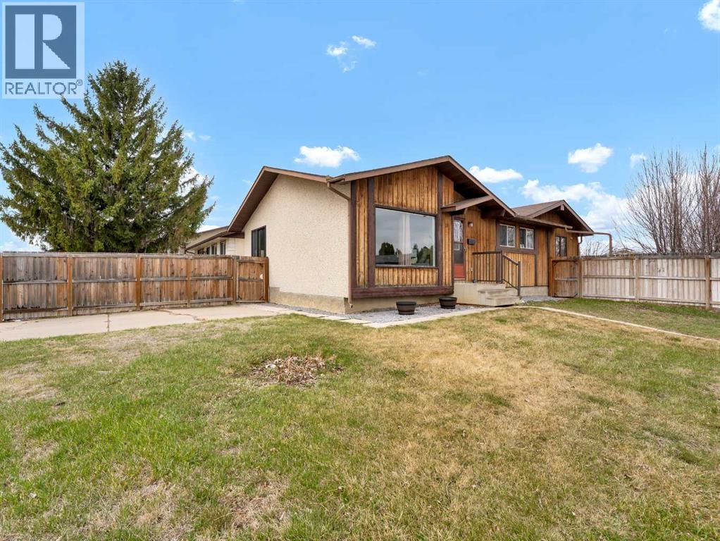 17 Ross Haven Court Se, Medicine Hat, Alberta  T1B 3B3 - Photo 2 - A2303451