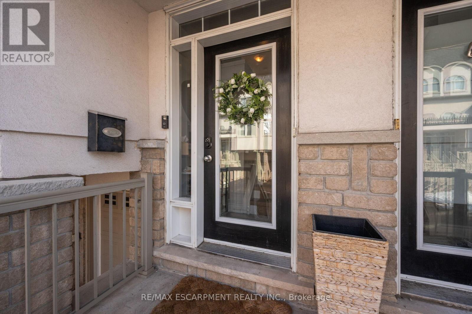 2458 Scholars Common, Burlington, Ontario  L7P 2W2 - Photo 2 - W13030668