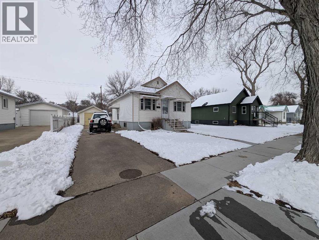 46 2 Street NW, Medicine Hat, Alberta  T1A 6J1 - Photo 3 - A2291440