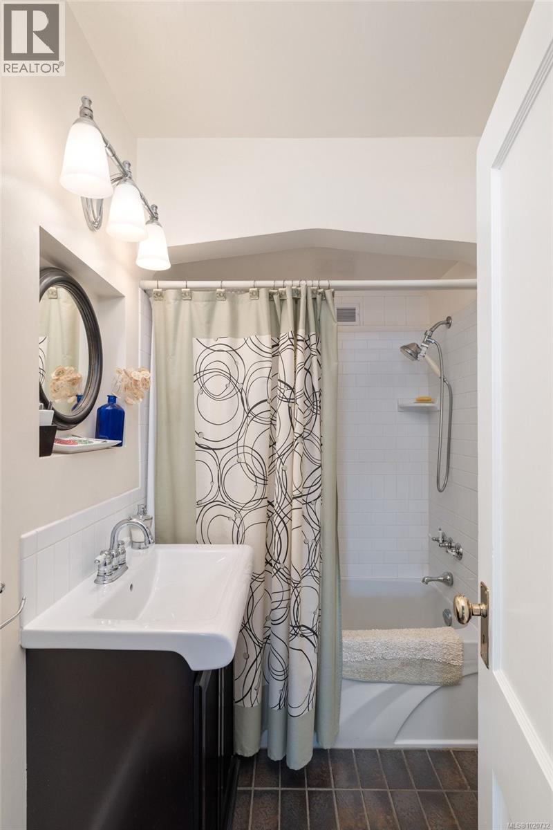 1168 Burnside Rd W, Saanich, British Columbia  V8Z 1N6 - Photo 39 - 1020732