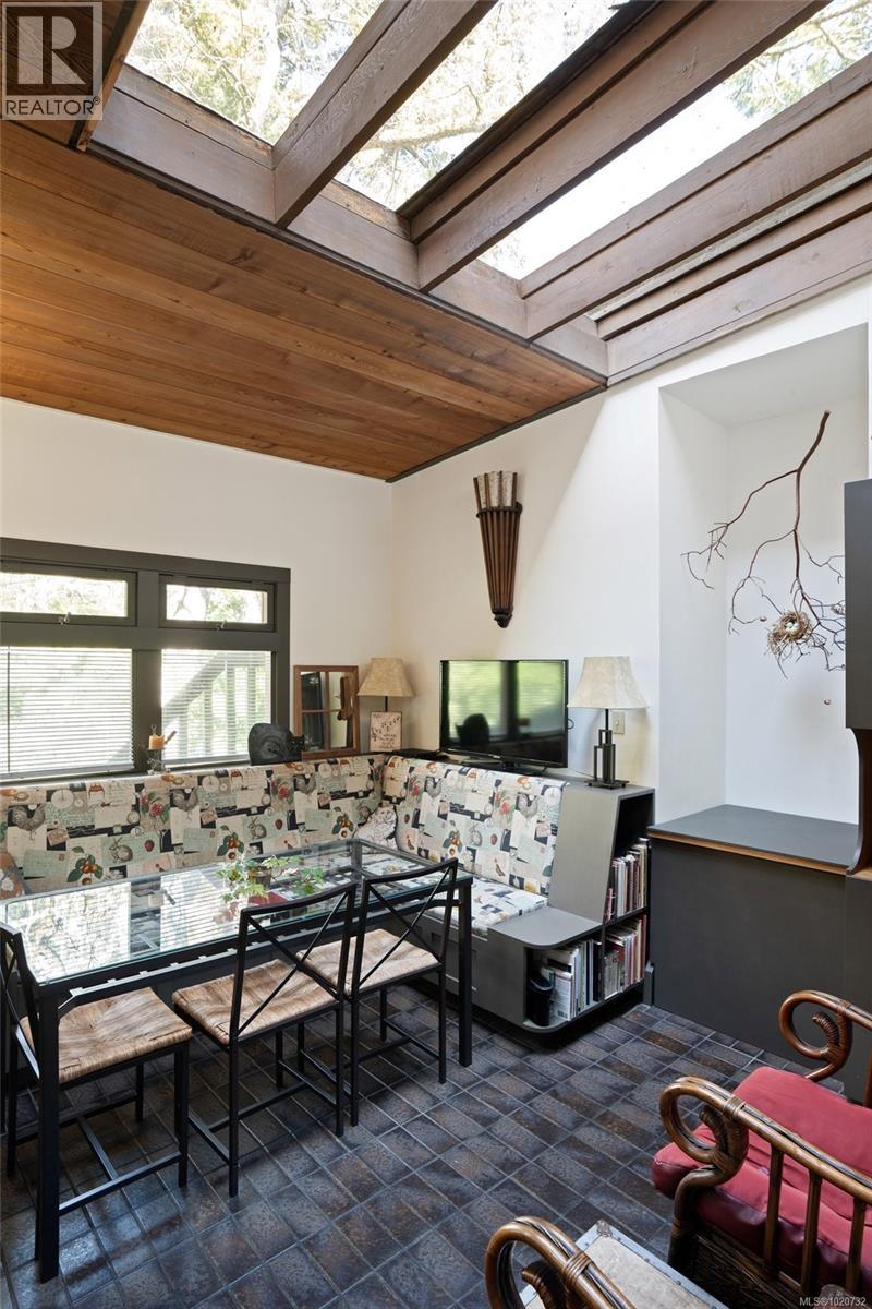 1168 Burnside Rd W, Saanich, British Columbia  V8Z 1N6 - Photo 28 - 1020732