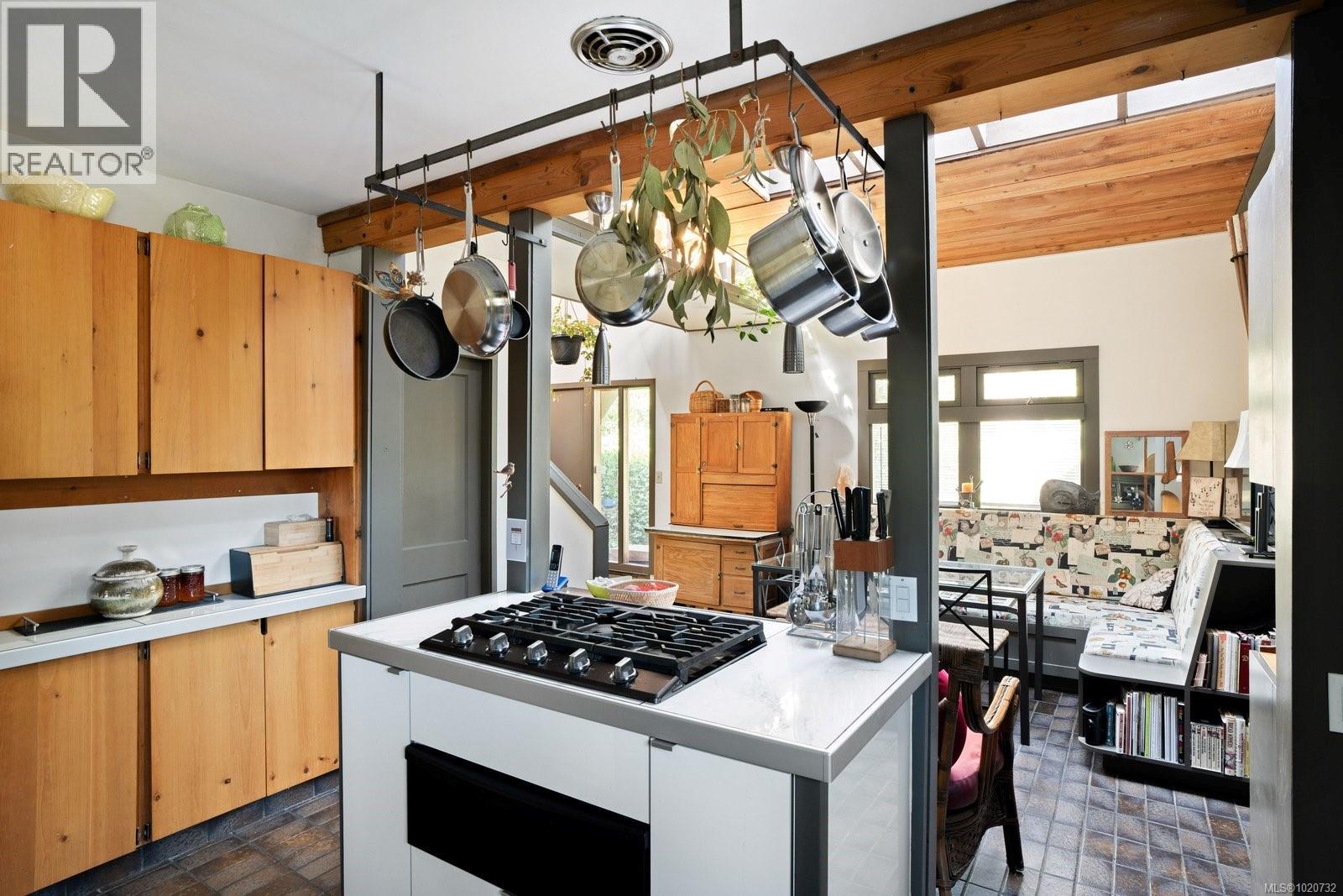 1168 Burnside Rd W, Saanich, British Columbia  V8Z 1N6 - Photo 22 - 1020732