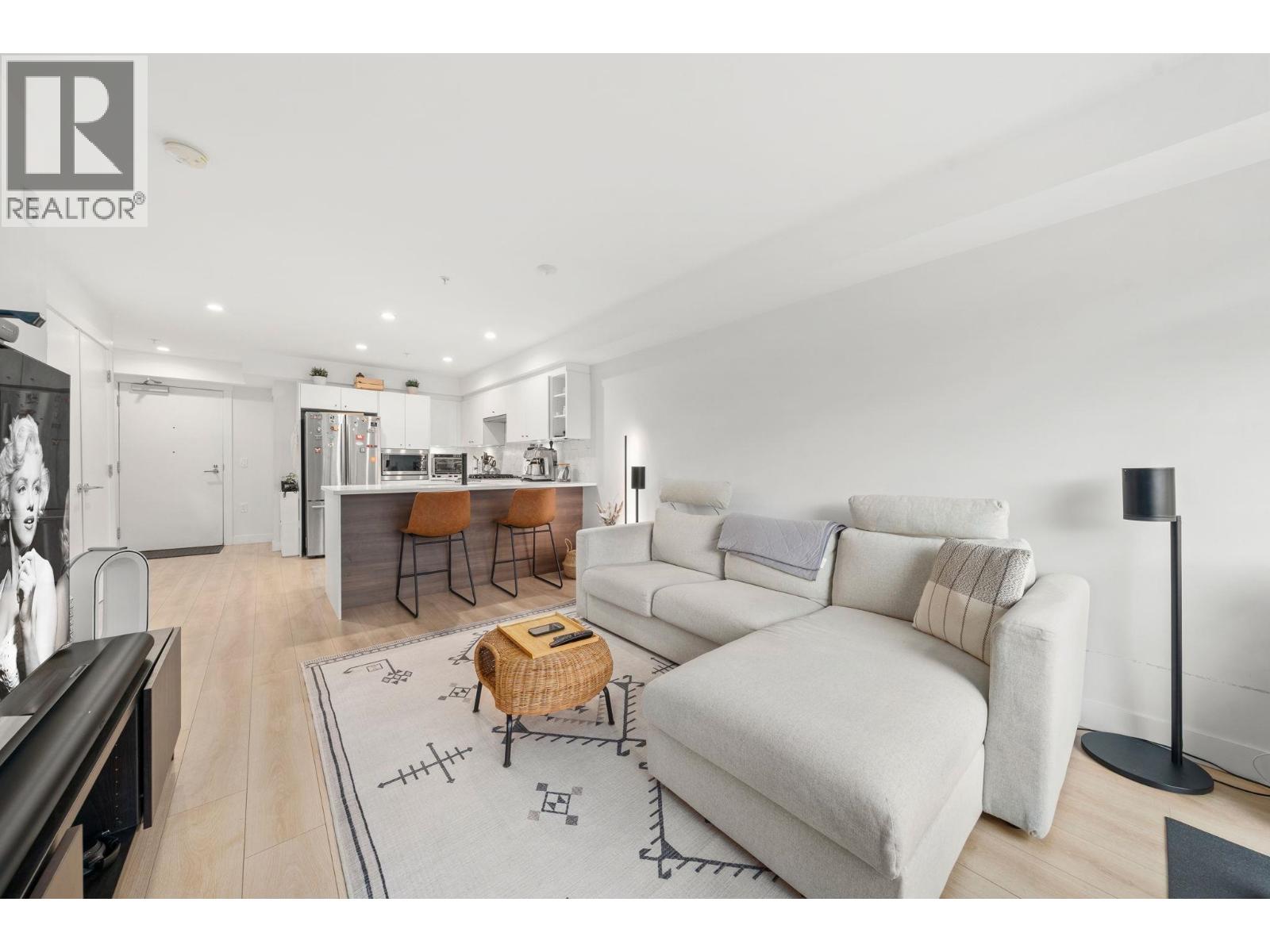 402 1519 Crown Street, Vancouver, British Columbia  V7J 1G6 - Photo 1 - R3114507