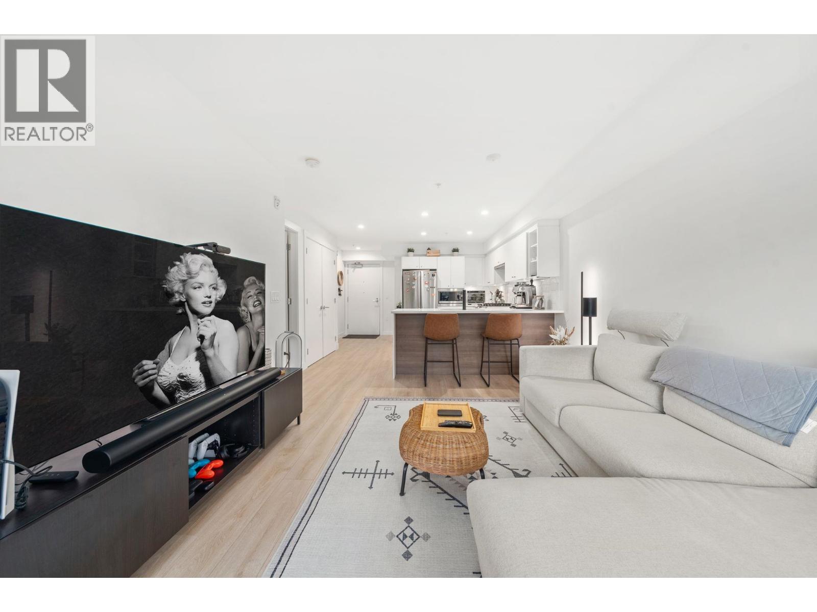 402 1519 Crown Street, Vancouver, British Columbia  V7J 1G6 - Photo 2 - R3114507