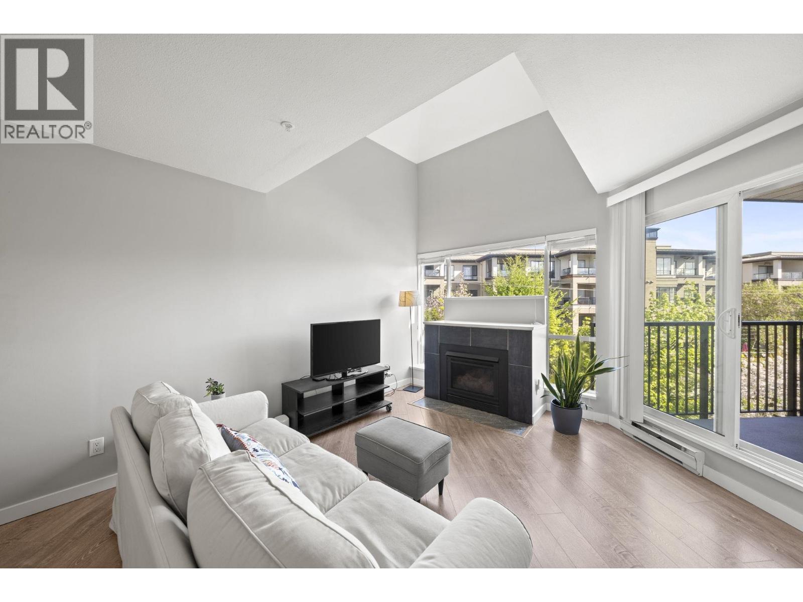 303 2429 Hawthorne Avenue, Port Coquitlam, British Columbia  V3C 6G6 - Photo 2 - R3114386