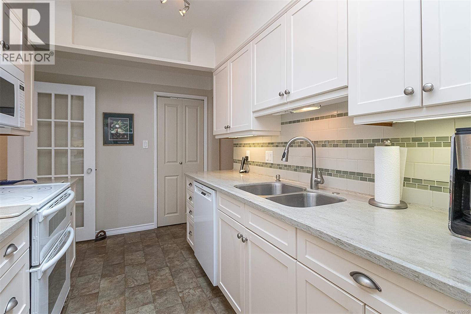 1941 Mayfair Dr, Saanich, British Columbia  V8P 1R1 - Photo 4 - 1032535