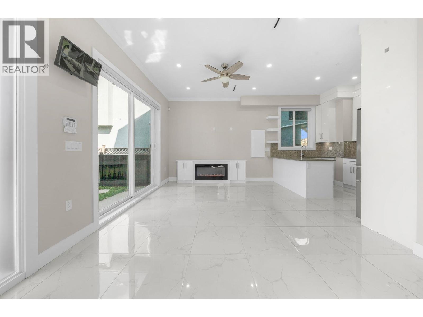 6692 Nanaimo Street, Vancouver, British Columbia  V5P 4L2 - Photo 4 - R3113717