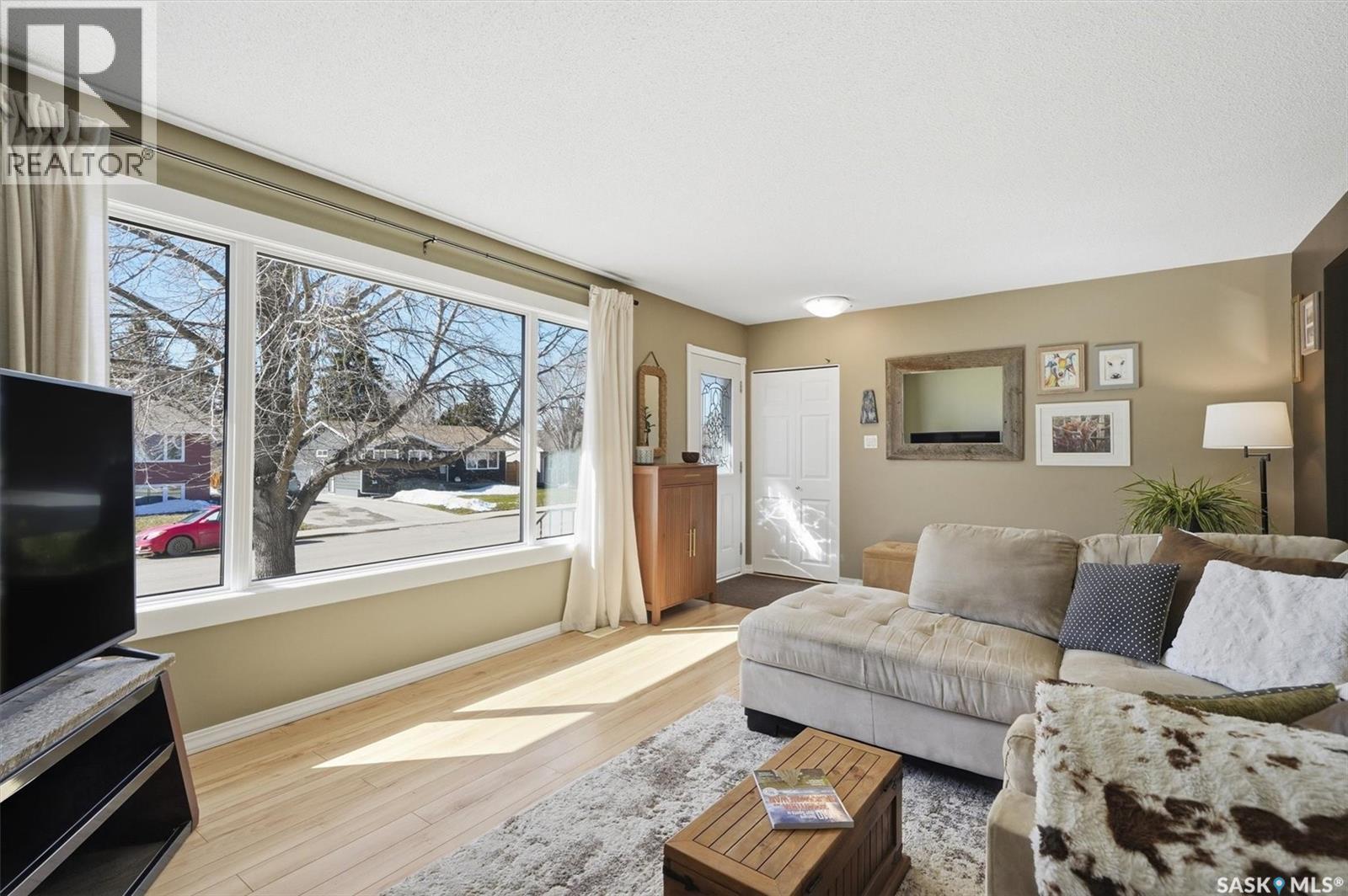 337 East Place, Saskatoon, Saskatchewan  S7J 2Y4 - Photo 2 - SK033518