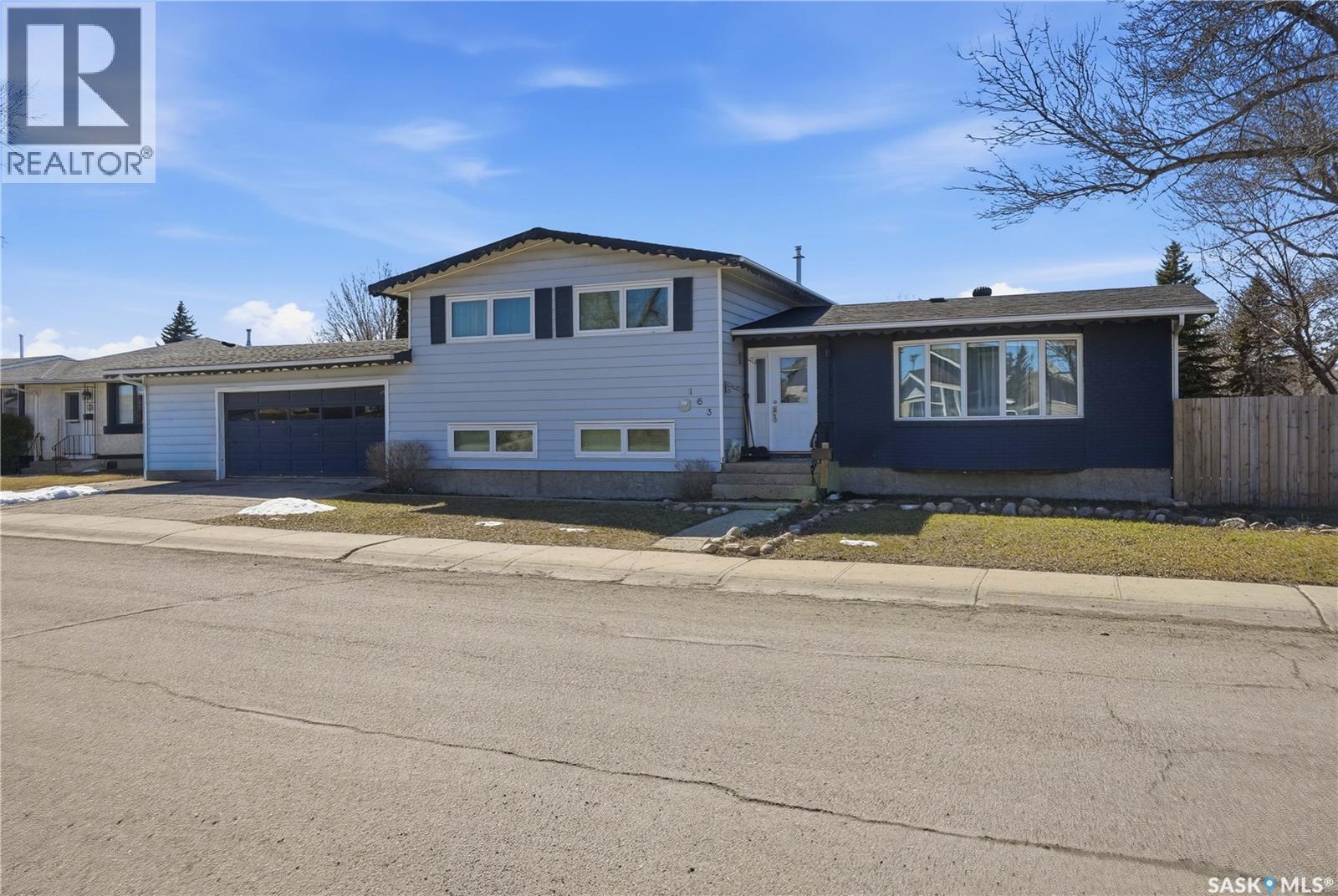 163 Lloyd Crescent, Regina, Saskatchewan  S4R 6B9 - Photo 2 - SK033541