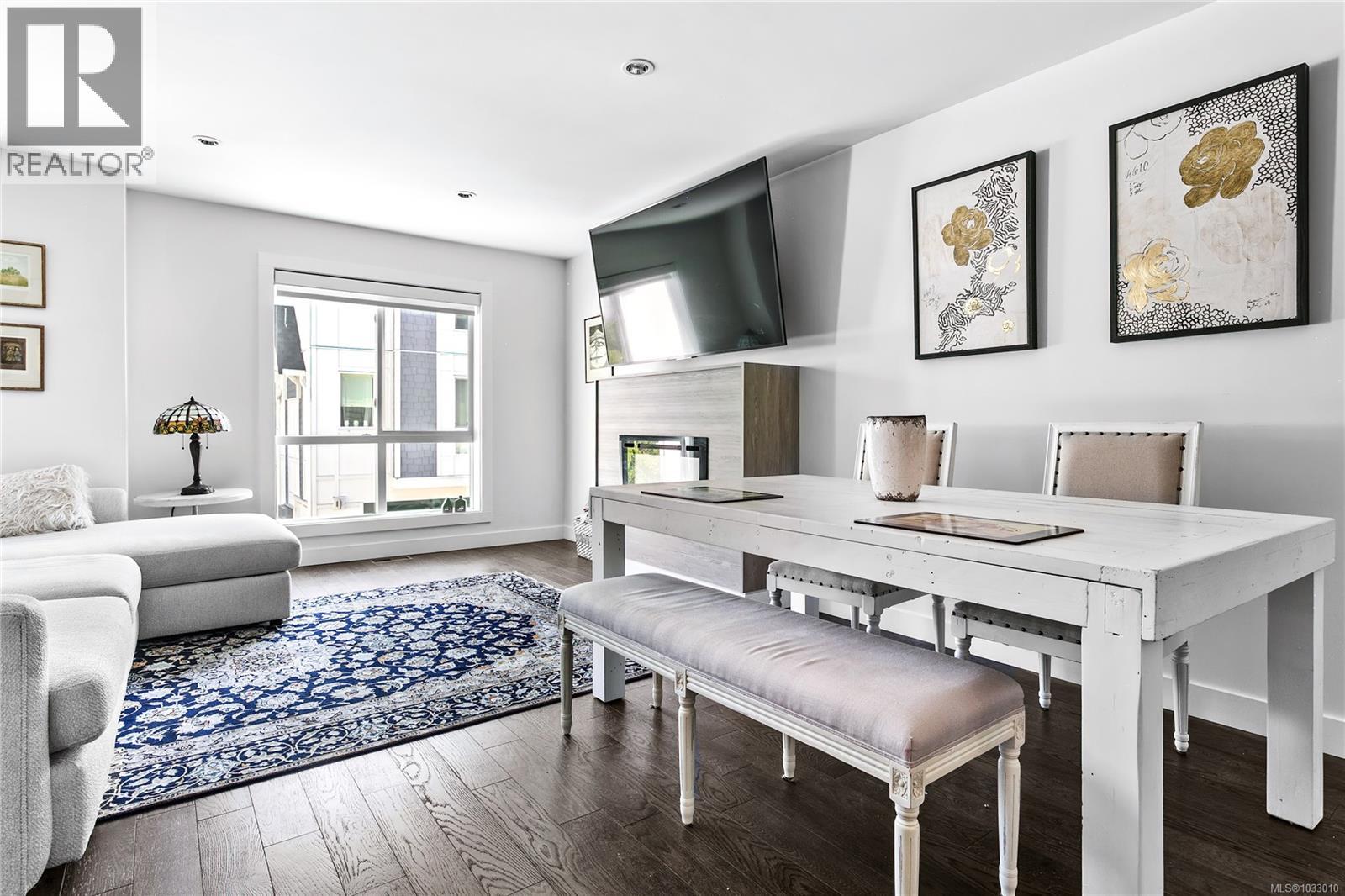 7 1032 Cloverdale Ave, Saanich, British Columbia  V8X 2T9 - Photo 6 - 1033010