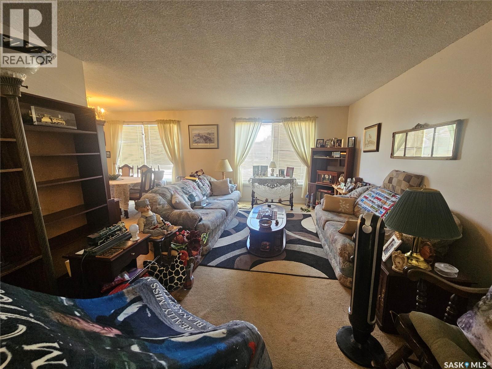 579 Poplar Crescent, Shaunavon, Saskatchewan  S0N 2M0 - Photo 2 - SK033598