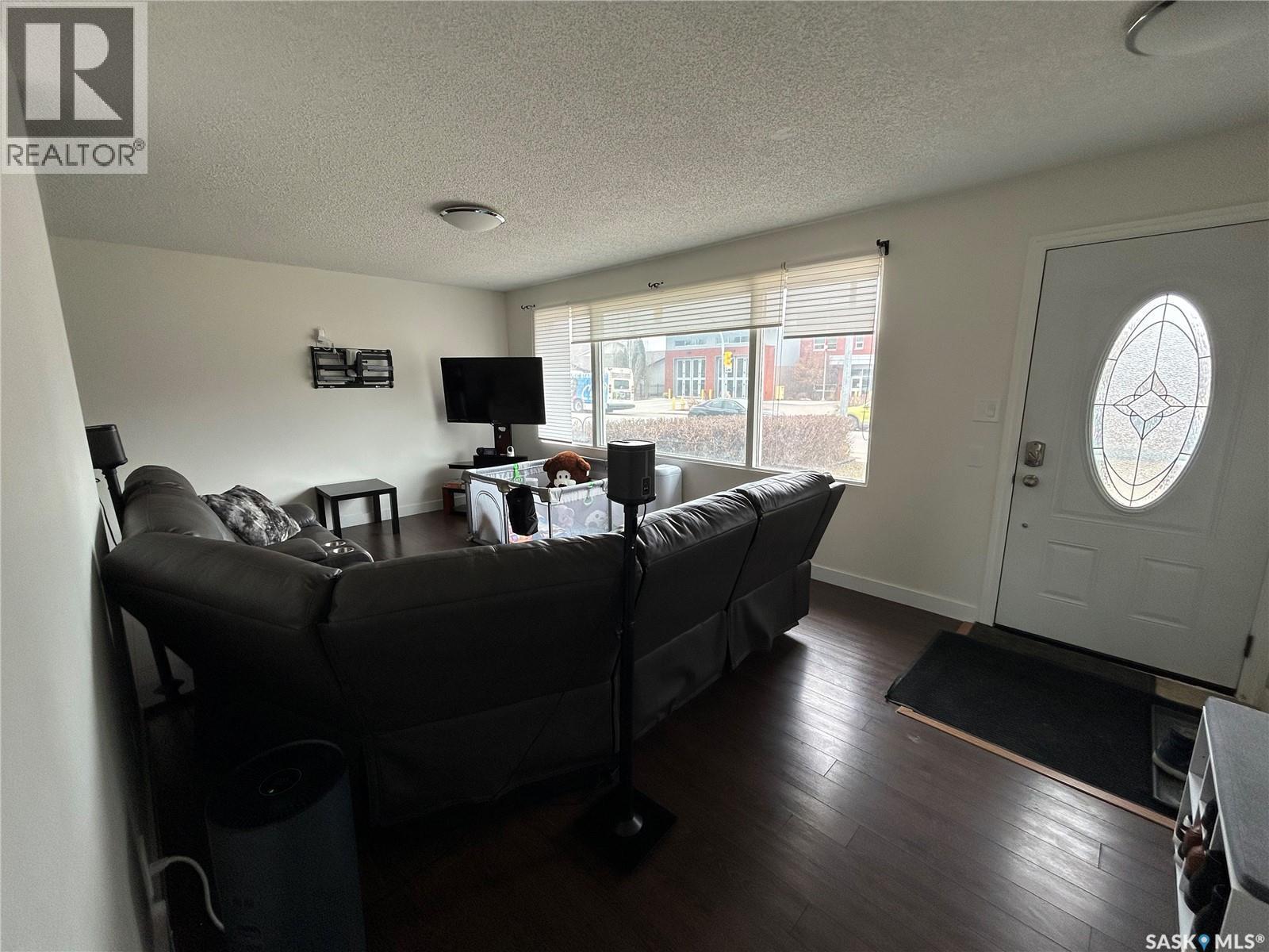 2616 Clarence Avenue S, Saskatoon, Saskatchewan  S7J 1M6 - Photo 2 - SK033619