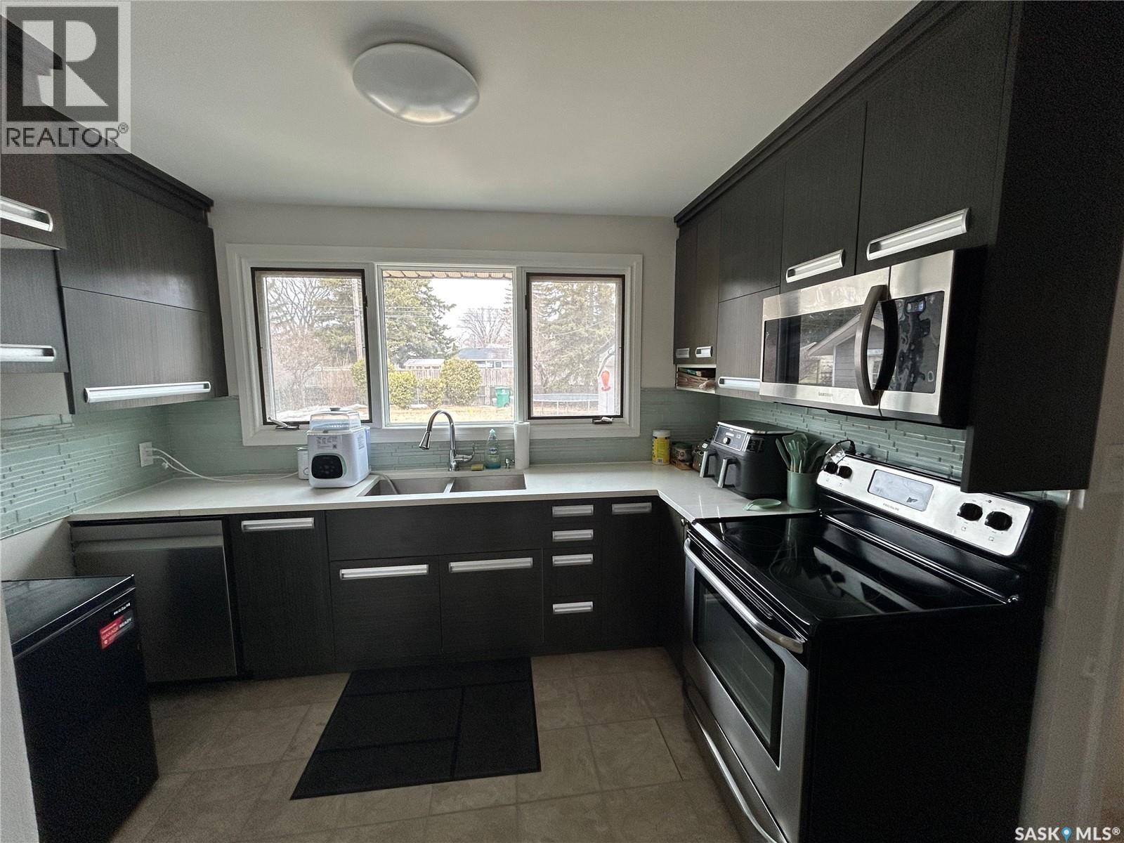 2616 Clarence Avenue S, Saskatoon, Saskatchewan  S7J 1M6 - Photo 4 - SK033619