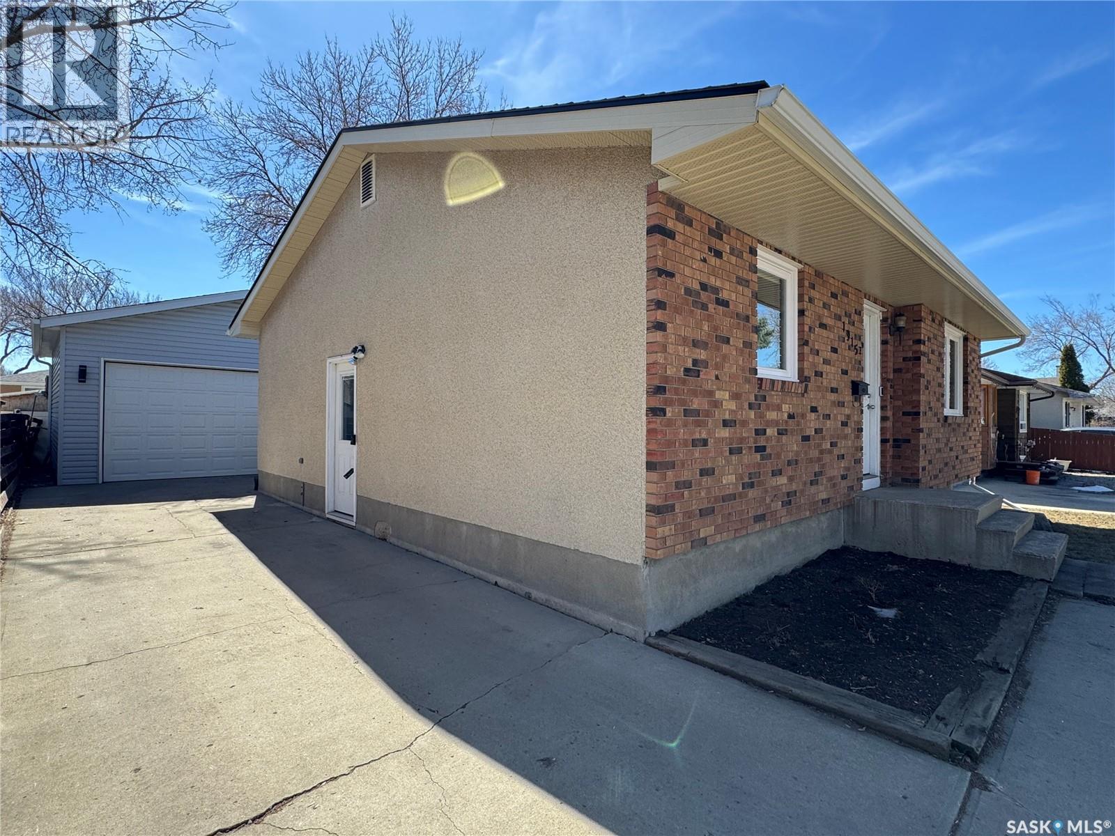 1915 7th Avenue E, Regina, Saskatchewan  S4N 4M7 - Photo 3 - SK033639