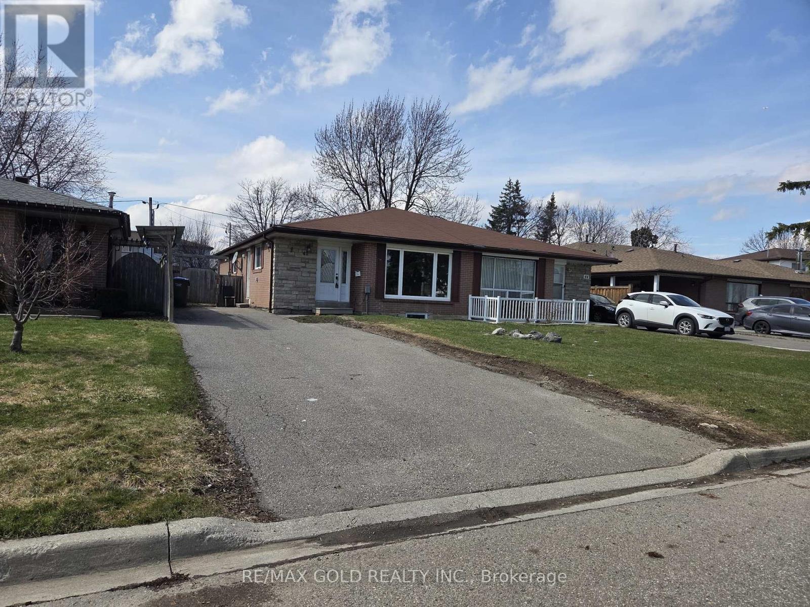 42 DANESBURY CRESCENT, Brampton, Ontario