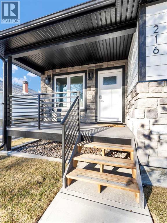 216 2 Street NW, Medicine Hat, Alberta  T1A 6J5 - Photo 2 - A2283269