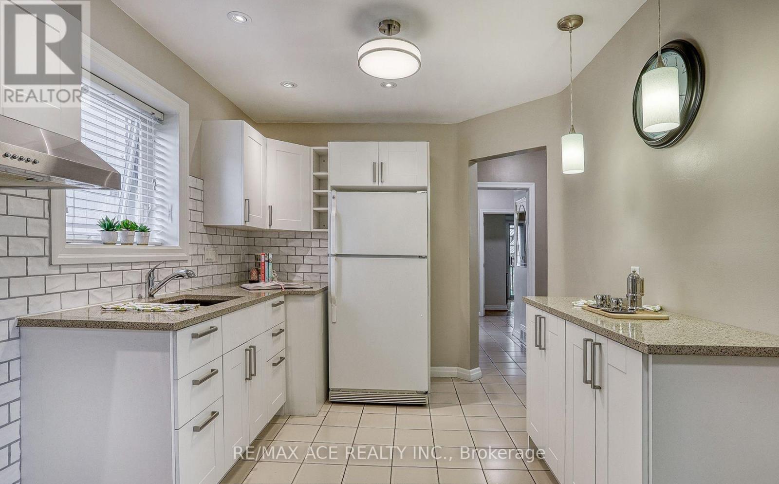 Main - 16 Marta Avenue, Toronto, Ontario  M1K 1V7 - Photo 6 - E13031108