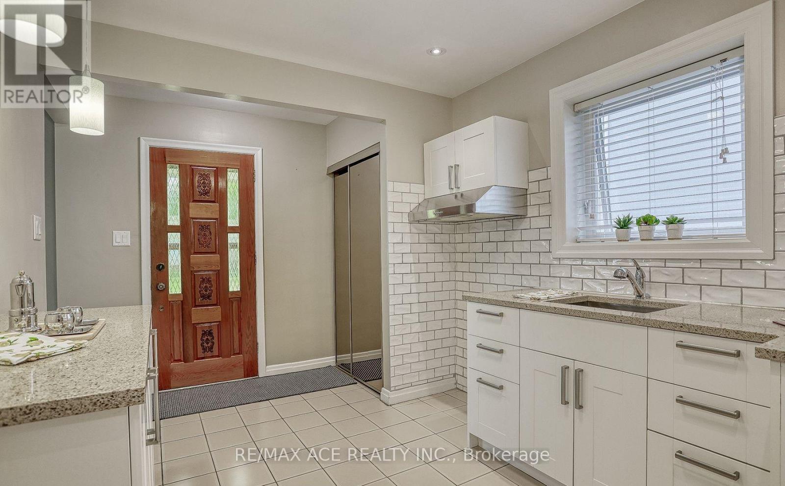 Main - 16 Marta Avenue, Toronto, Ontario  M1K 1V7 - Photo 8 - E13031108