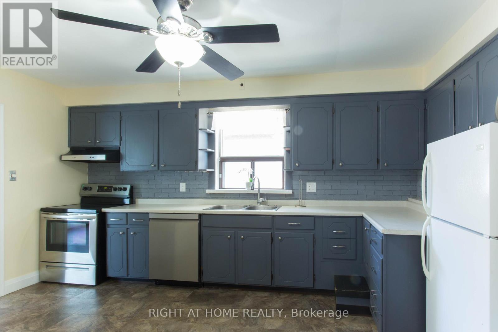 30 Northampton Drive, Toronto, Ontario  M9B 4S6 - Photo 8 - W13031122