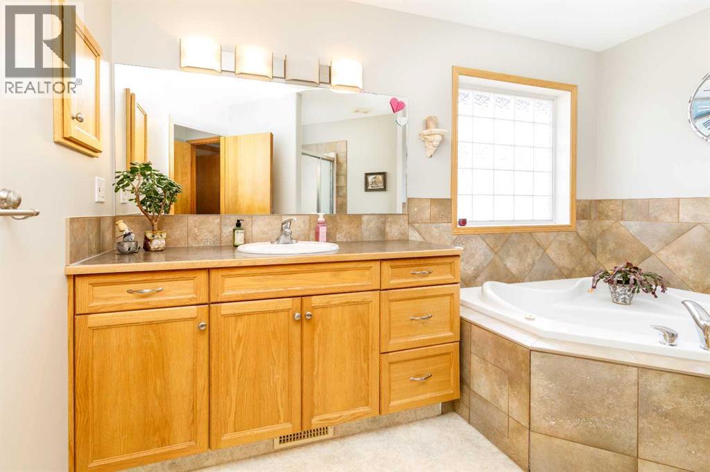 64 Lacey Close, Red Deer, Alberta  T4R 3R7 - Photo 29 - A2302916