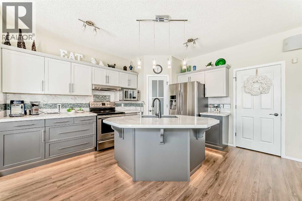 42 Somerset Circle Sw, Calgary, Alberta  T2Y 3P7 - Photo 2 - A2298369