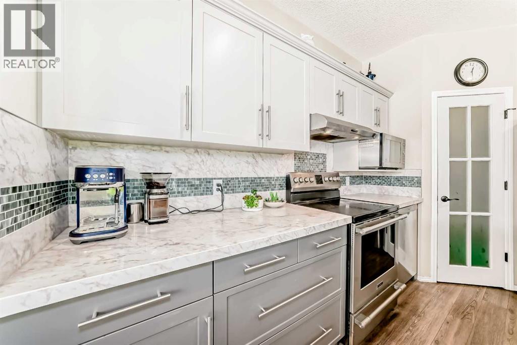 42 Somerset Circle Sw, Calgary, Alberta  T2Y 3P7 - Photo 5 - A2298369