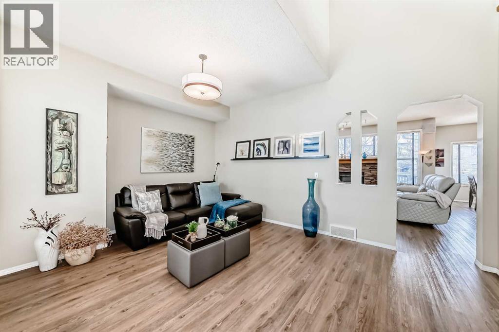 42 Somerset Circle Sw, Calgary, Alberta  T2Y 3P7 - Photo 16 - A2298369