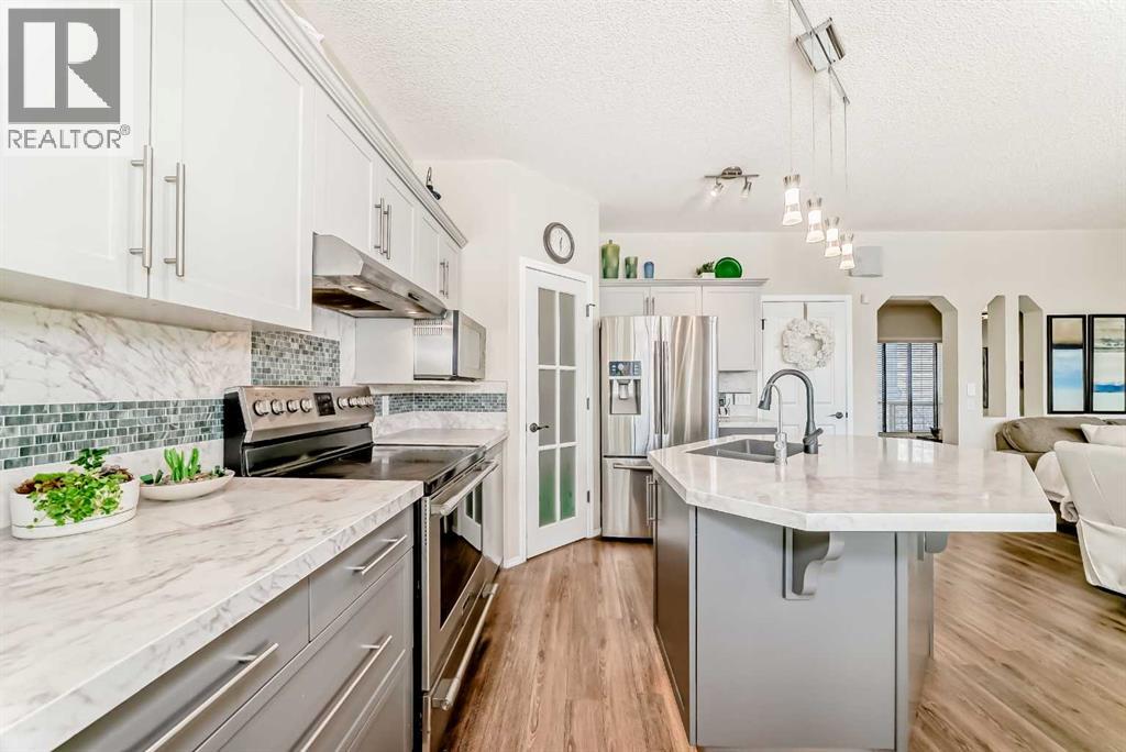 42 Somerset Circle Sw, Calgary, Alberta  T2Y 3P7 - Photo 4 - A2298369