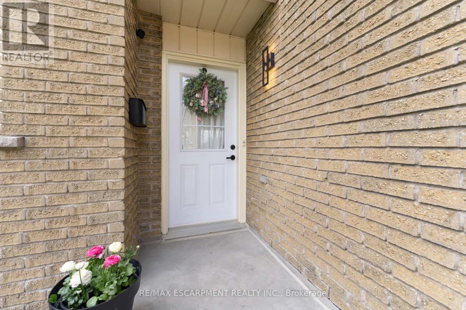 121 - 201 Queen Victoria Drive, Hamilton, Ontario  L8W 1W7 - Photo 3 - X13031056