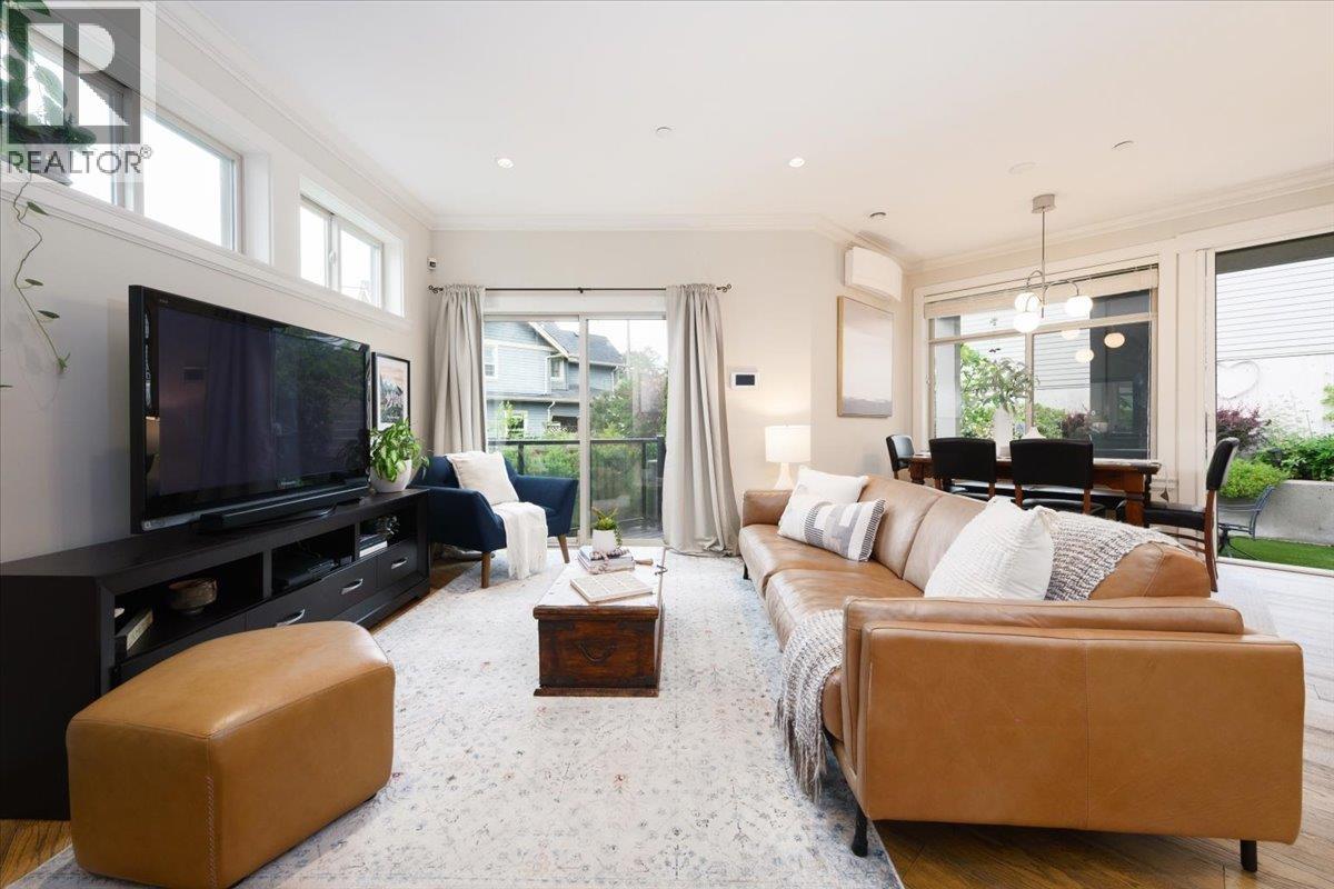 640 W 15th Street, North Vancouver, British Columbia  V7M 1S9 - Photo 2 - R3114571