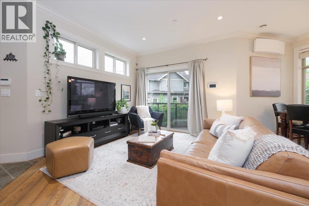 640 W 15th Street, North Vancouver, British Columbia  V7M 1S9 - Photo 3 - R3114571