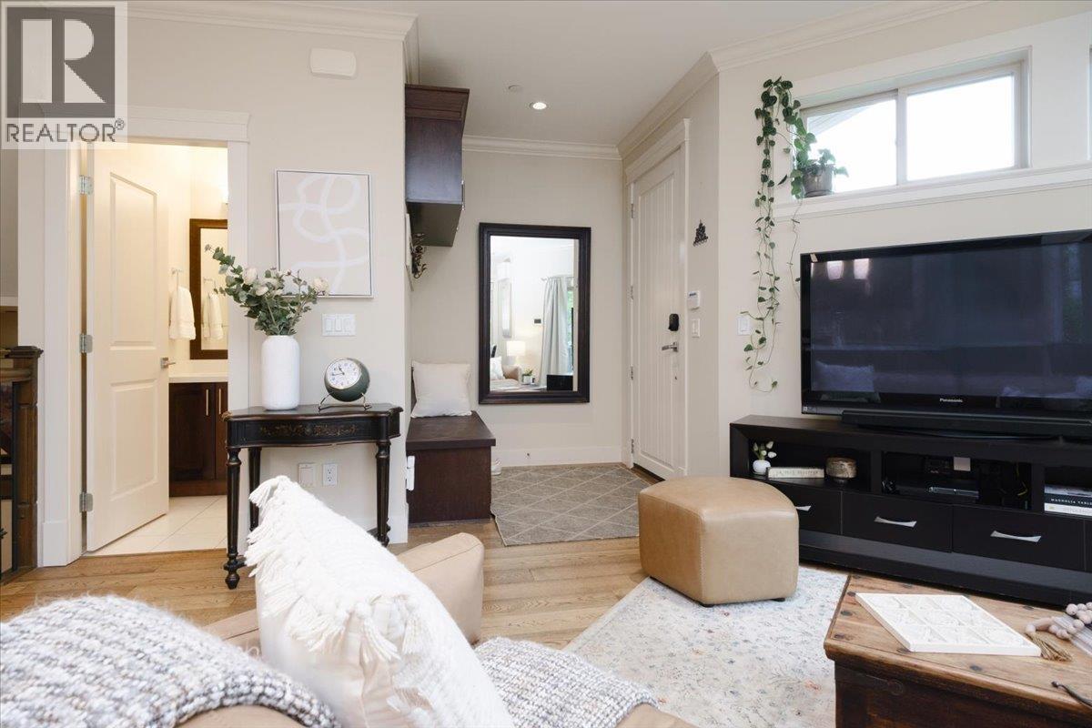 640 W 15th Street, North Vancouver, British Columbia  V7M 1S9 - Photo 4 - R3114571