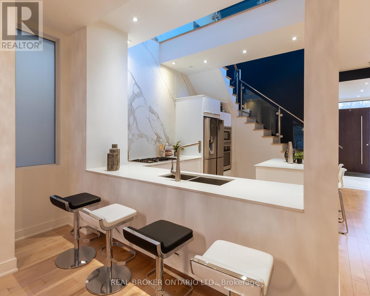 88 South Kingsway Way, Toronto, Ontario  M6S 3T3 - Photo 9 - W13031204