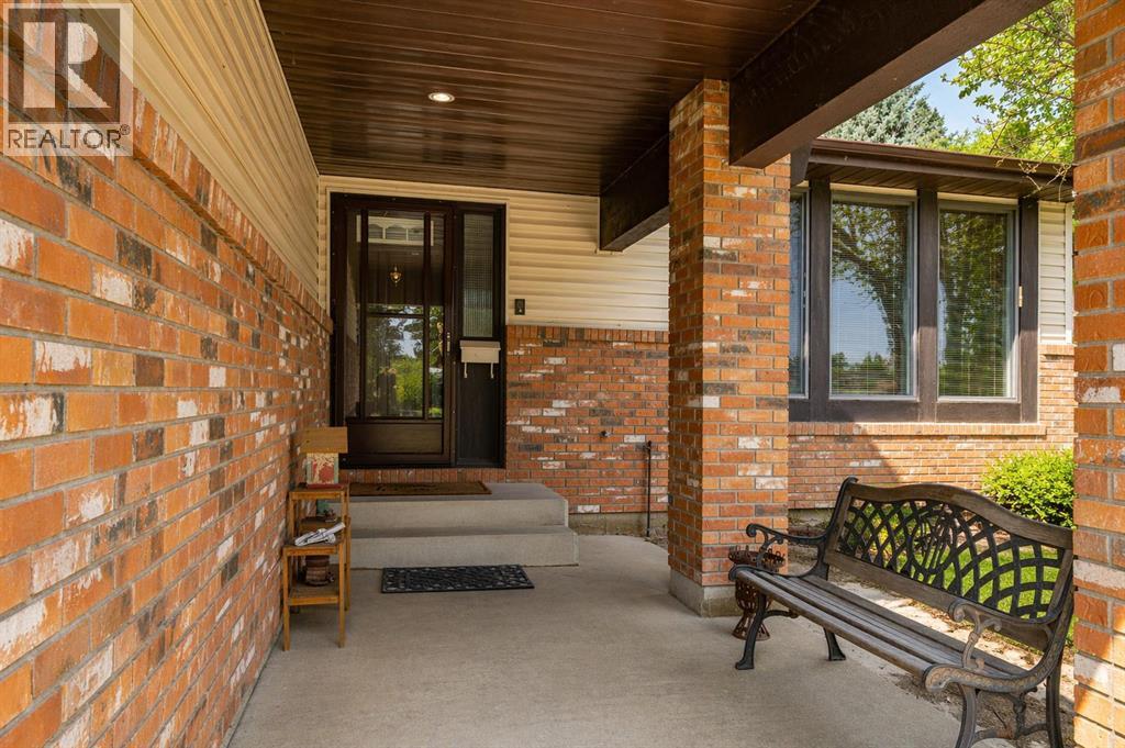 14 Rossmere Crescent, Medicine Hat, Alberta  T1B 2H4 - Photo 3 - A2302164