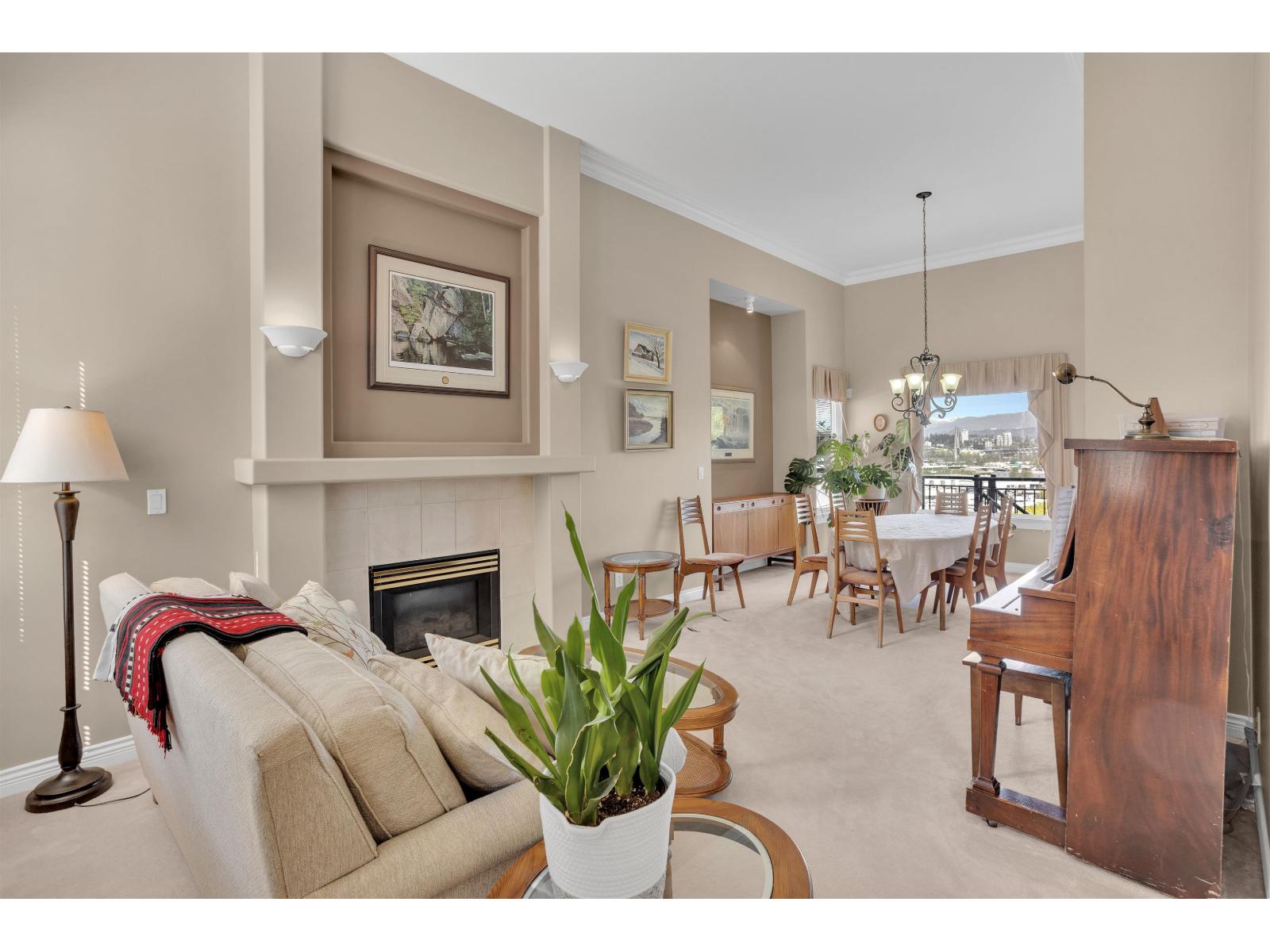 12015 100a Avenue, Surrey, British Columbia  V3V 2Y4 - Photo 2 - R3113891