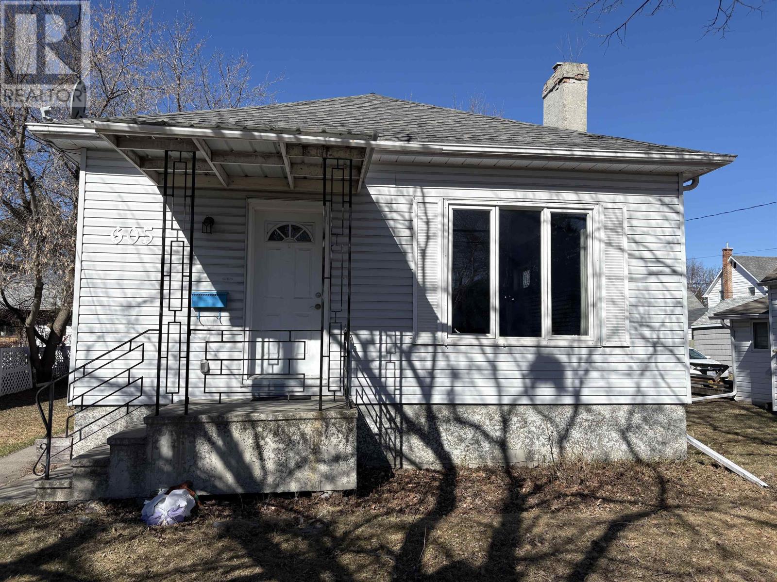 605 Crowe Ave, Fort Frances, Ontario  P9A 2L5 - Photo 2 - TB2600398