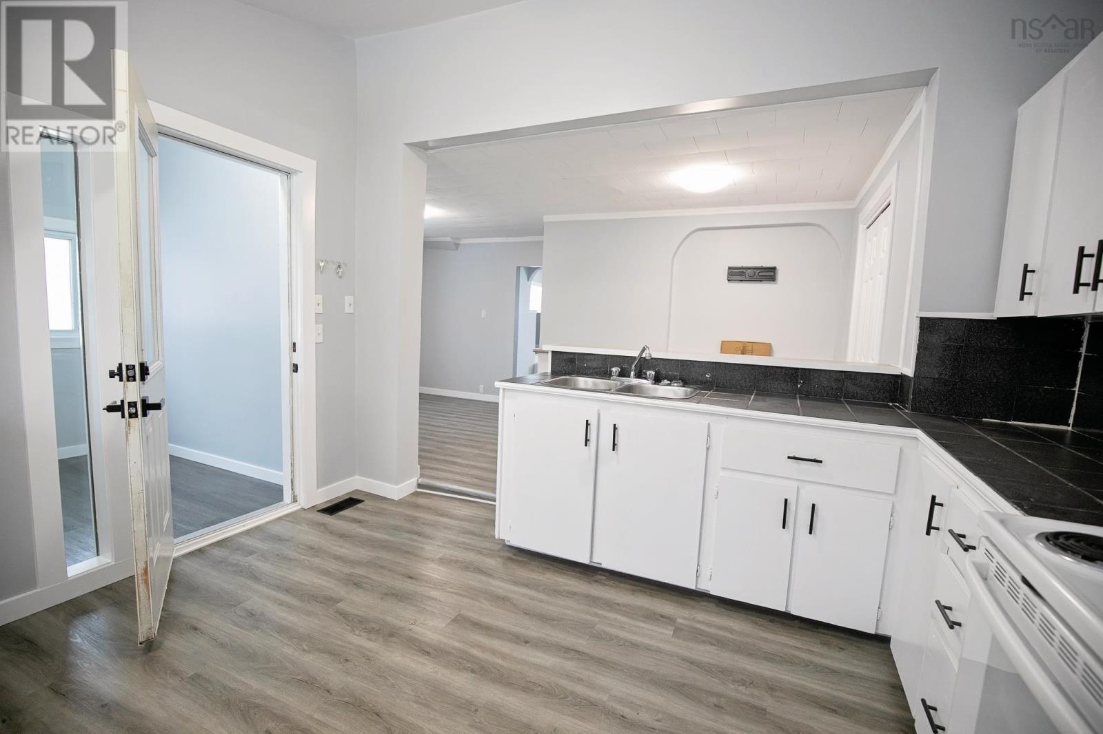 32 Douglas Avenue, Amherst, Nova Scotia  B4H 3E6 - Photo 14 - 202600554