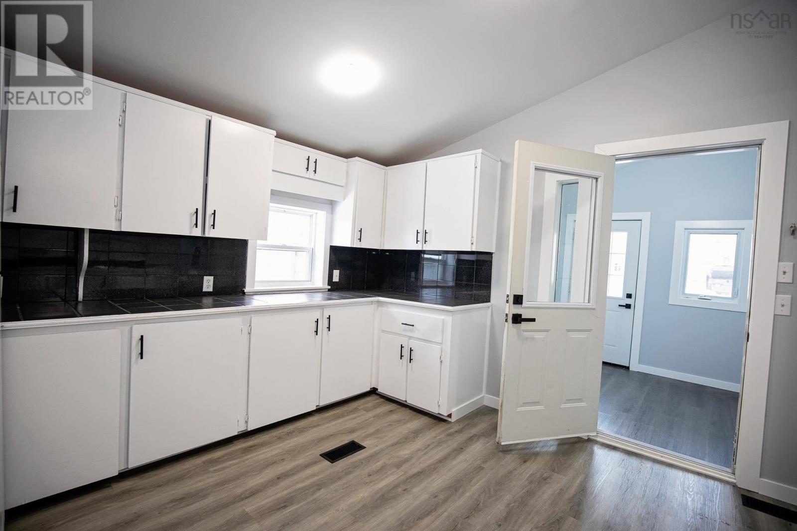 32 Douglas Avenue, Amherst, Nova Scotia  B4H 3E6 - Photo 13 - 202600554