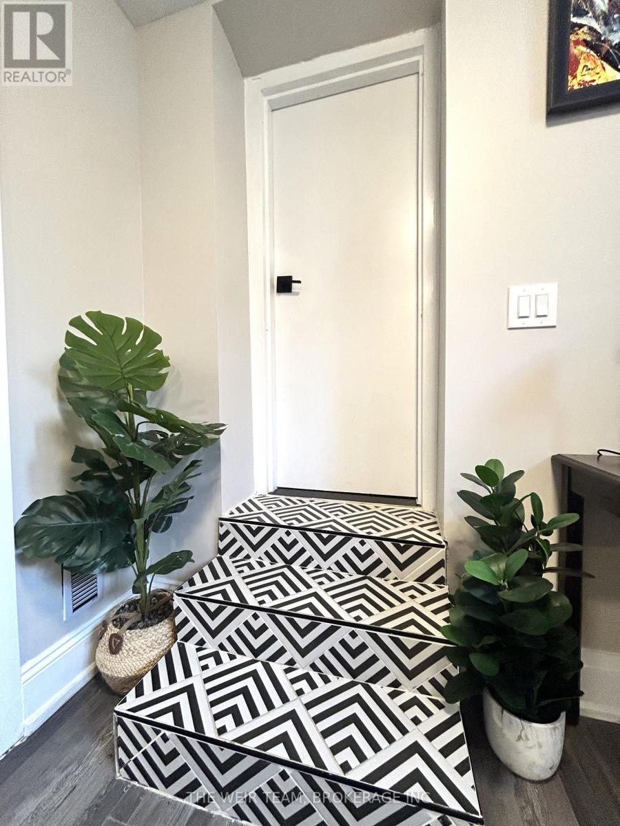 Lower - 31 Heyworth Crescent, Toronto, Ontario  M4E 1T6 - Photo 2 - E13031434