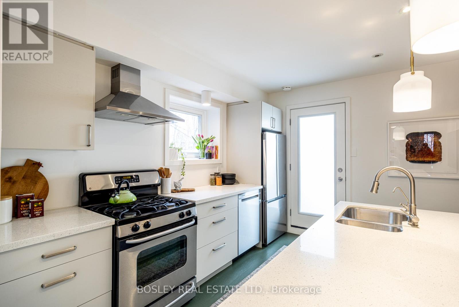 16 Mallon Avenue, Toronto, Ontario  M4M 1P8 - Photo 11 - E13031580