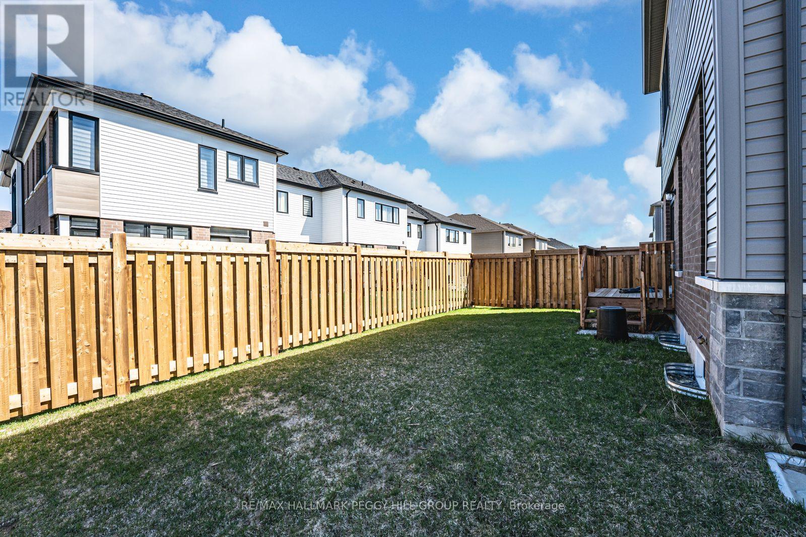 52 Durham Avenue, Barrie, Ontario  L9J 0W7 - Photo 3 - S12984296