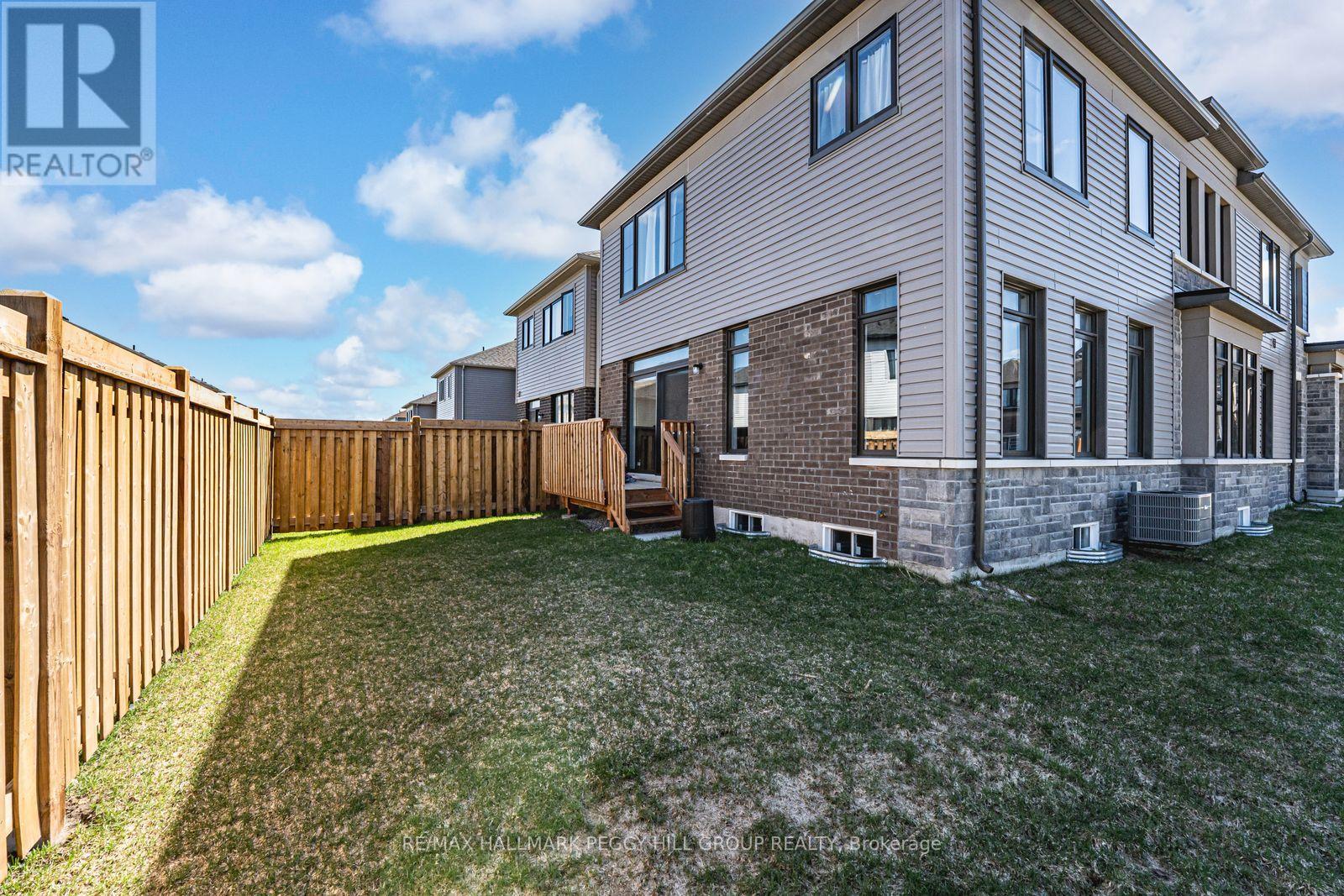 52 Durham Avenue, Barrie, Ontario  L9J 0W7 - Photo 4 - S12984296